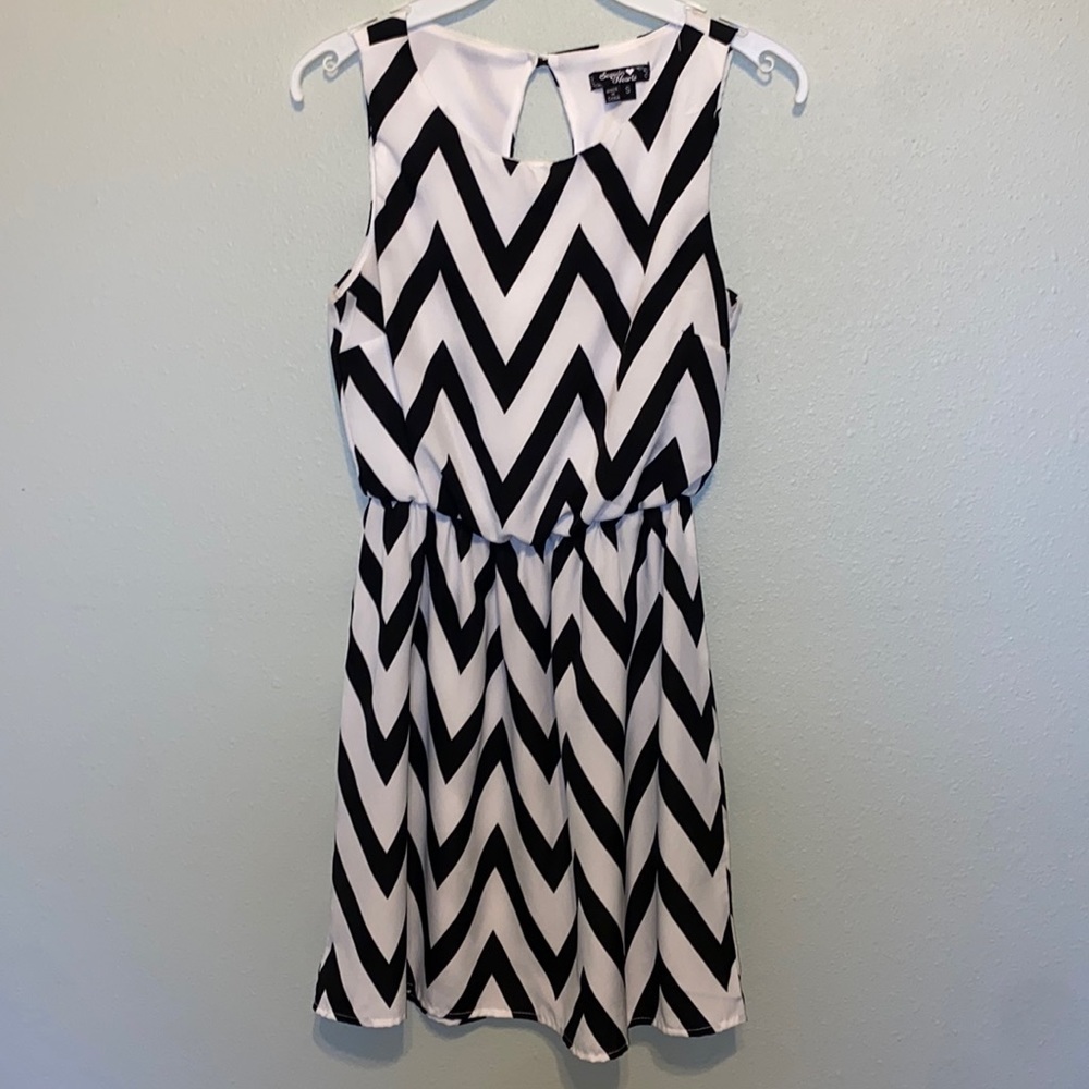 Womens Balck and white zigzag dress. Size small